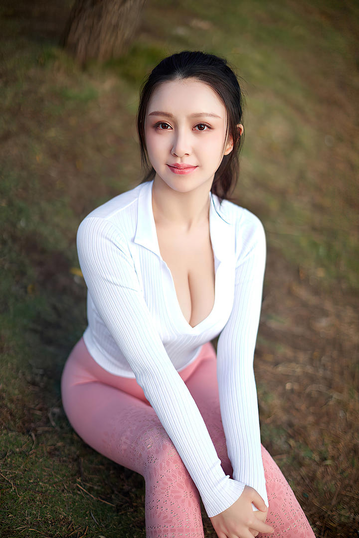 坐在草地上的紧身裤美女mm131美女图片大全