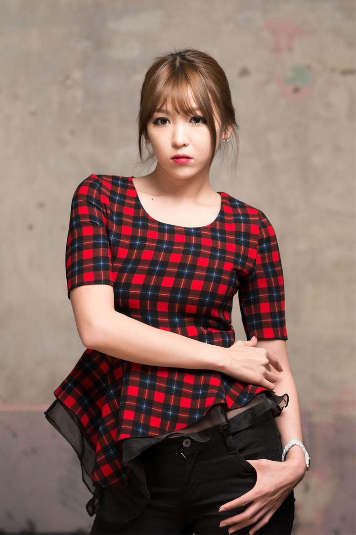 穿着红色格纹衣服的韩国美女李恩慧图片