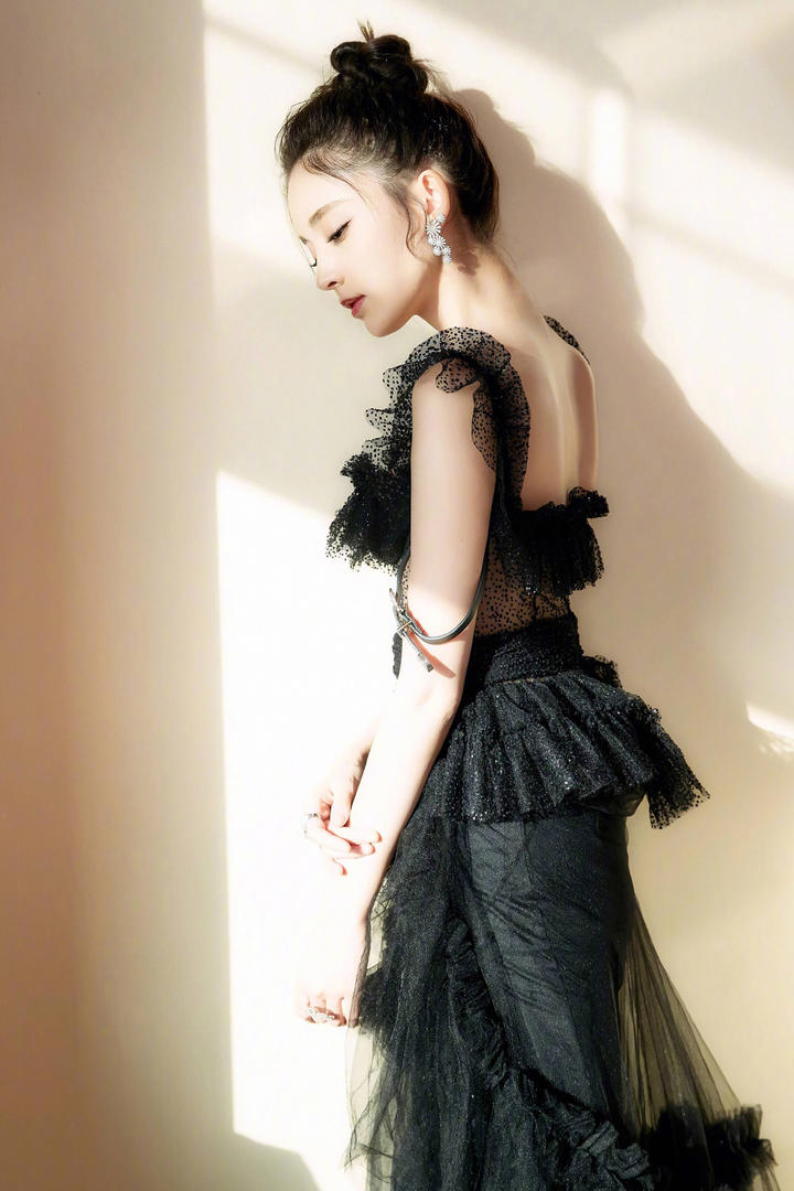 国内著名美女明星古力娜扎穿黑色长裙写真图片