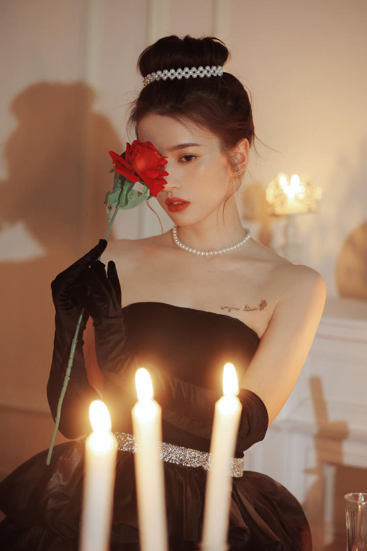 气质美女与玫瑰花图片