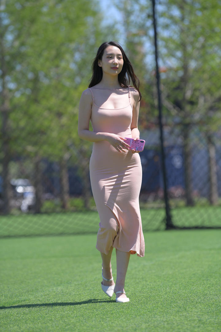阳光下的吊带长裙美女3A街拍图片
