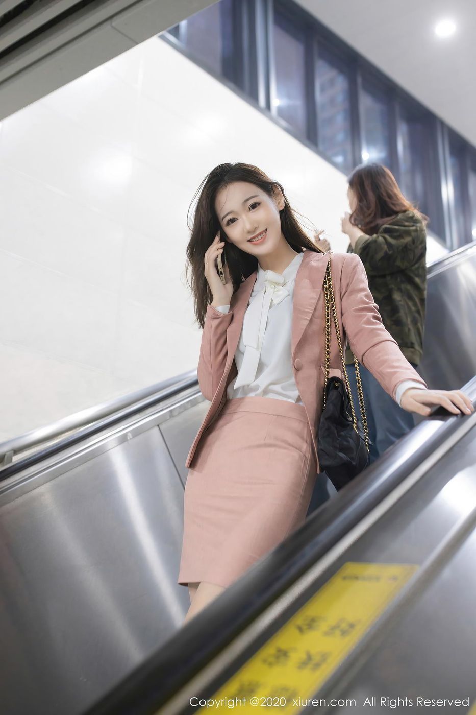 秀人网美女模特唐安琪地铁偶遇清纯学妹系列性感户外写真