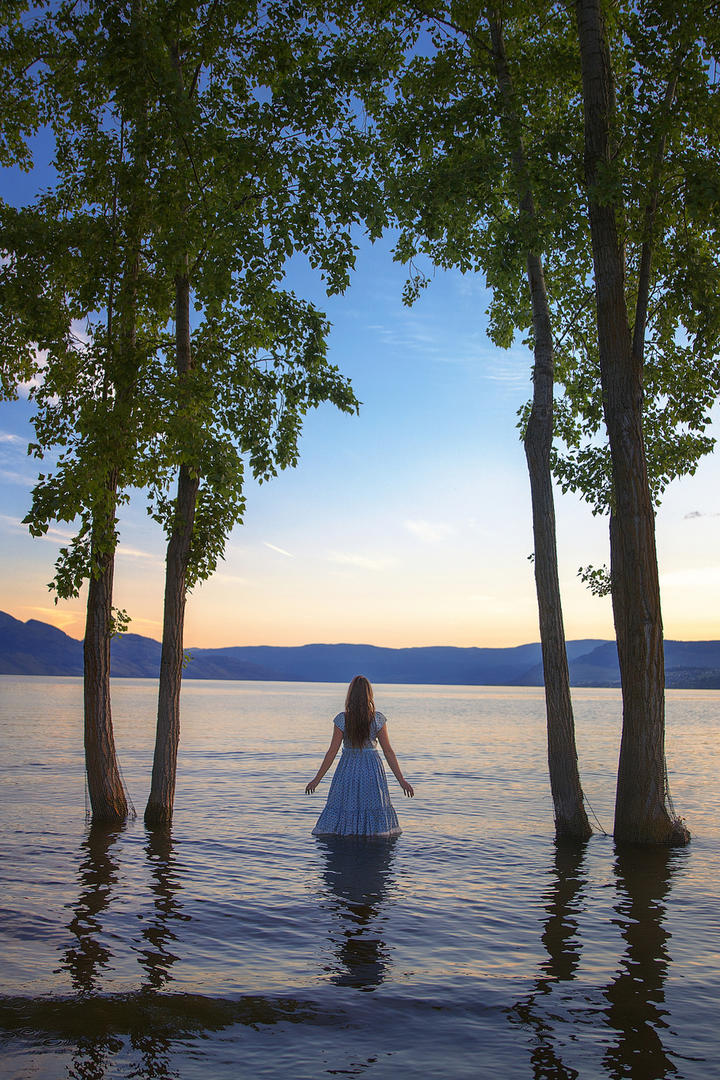 站在湖中唯美空灵美女背影写真图片