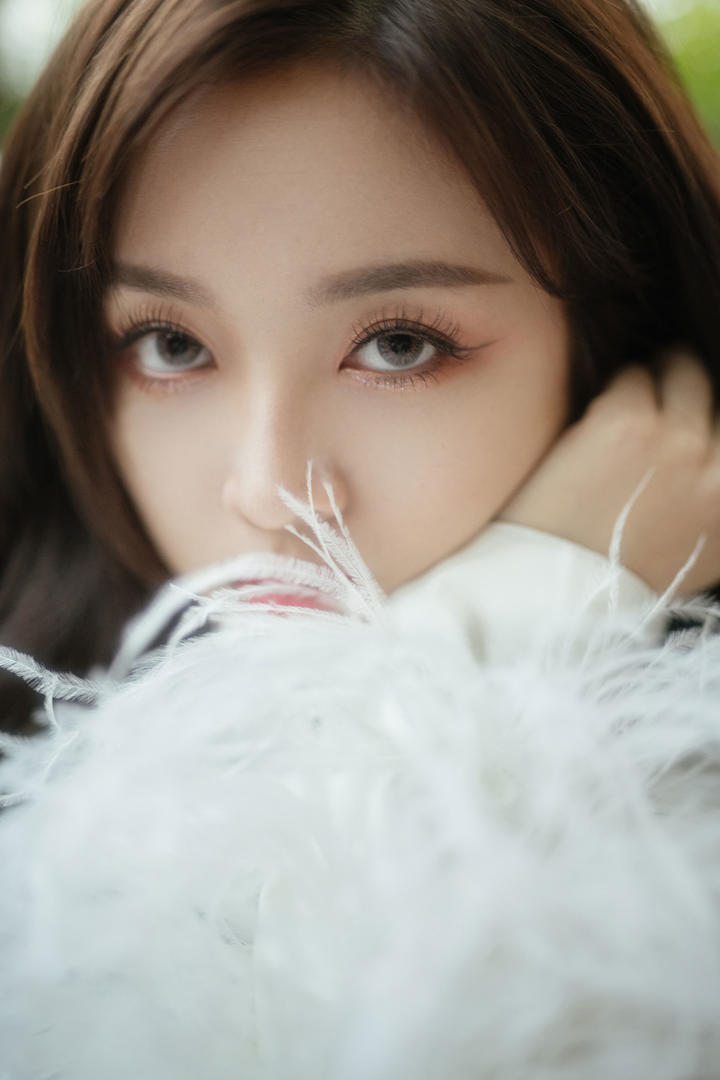 大眼睛美女明星吴宣仪高清特写图片
