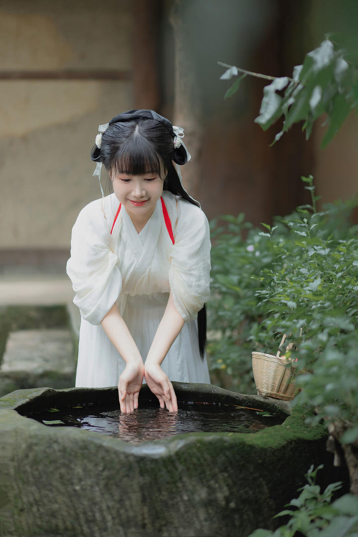 玩水的白衣少女古风壁纸写真图片