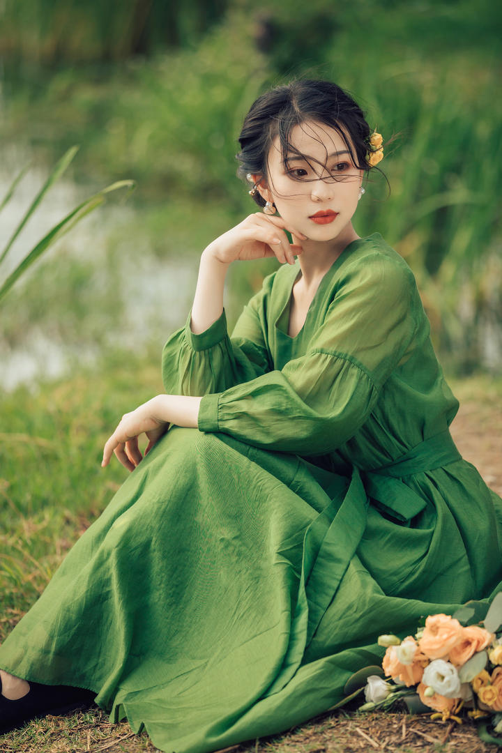 坐在湖边的清纯可爱唯美女生壁纸图片大全