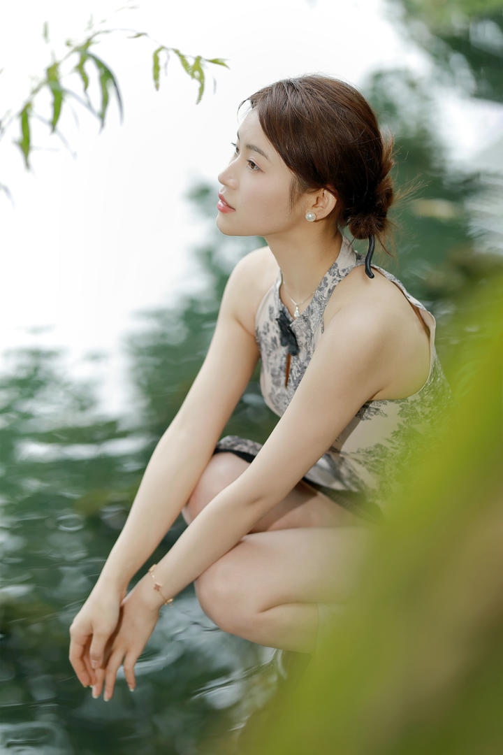 蹲在水边的清纯旗袍美女唯美艺术写真图片