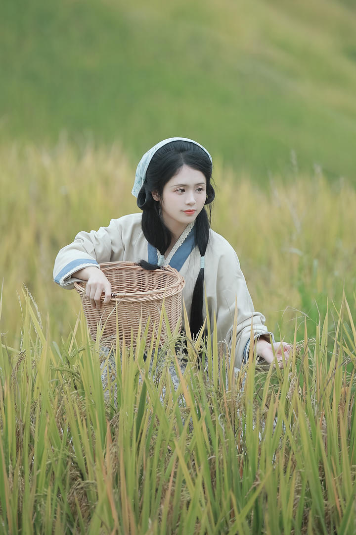 干农活的清纯古装美女唯美艺术写真图片