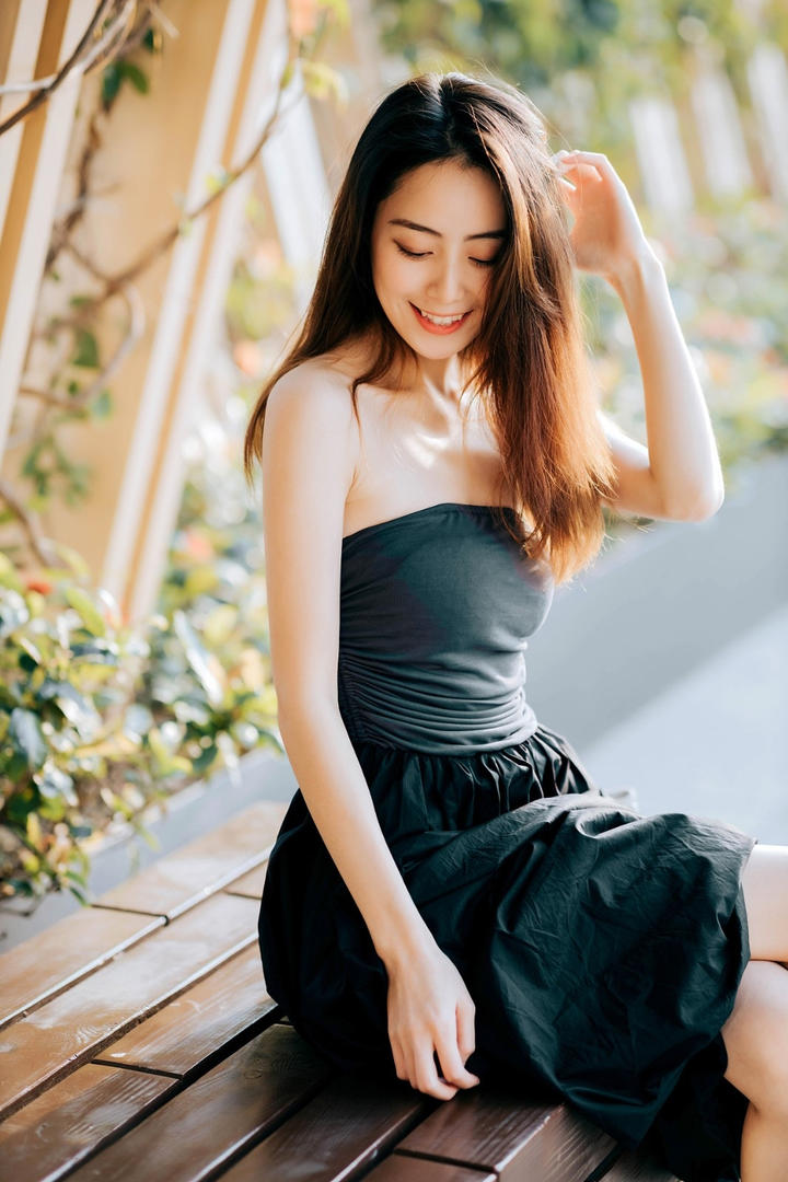坐在长椅上的高清气质美女图片