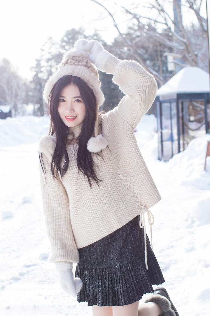 高清雪中的清纯美女摄影图片