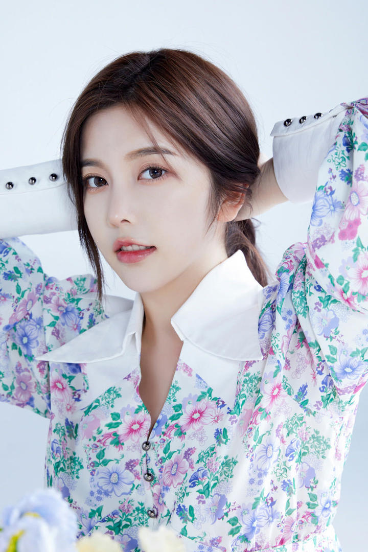 超清甜美衬衣极品美女写真图片