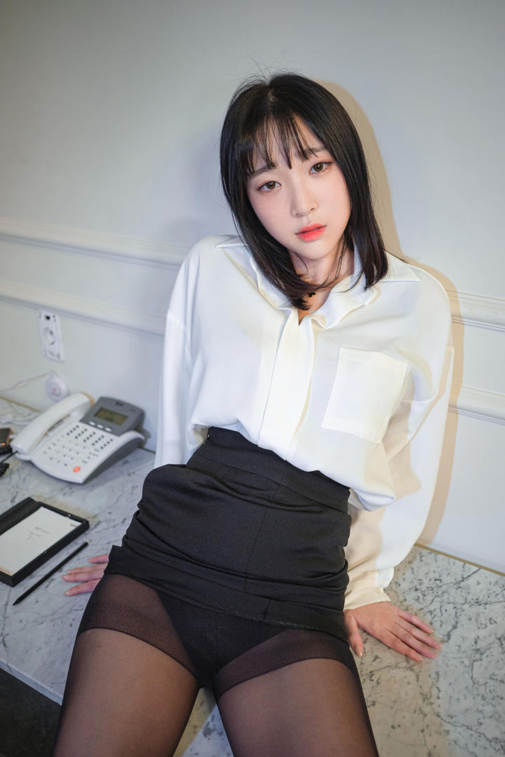 首尔高端商务写真 女高管西装黑丝特辑 办公室光影构图深度解析