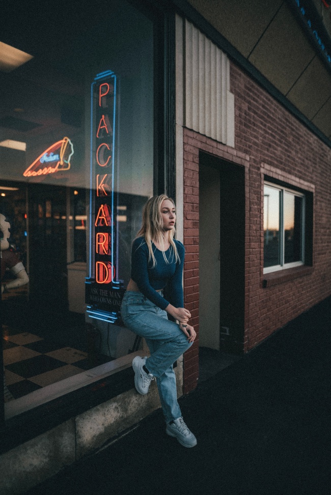 街拍牛仔翘臀美女图片