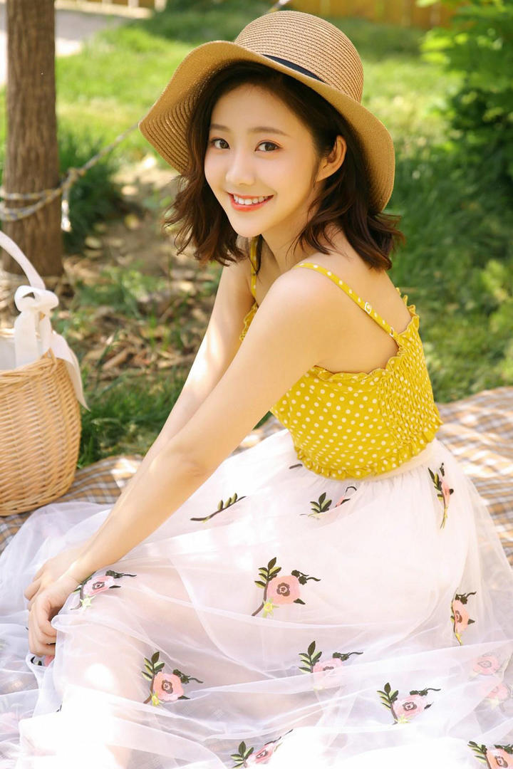 坐在地上的草帽清纯美女