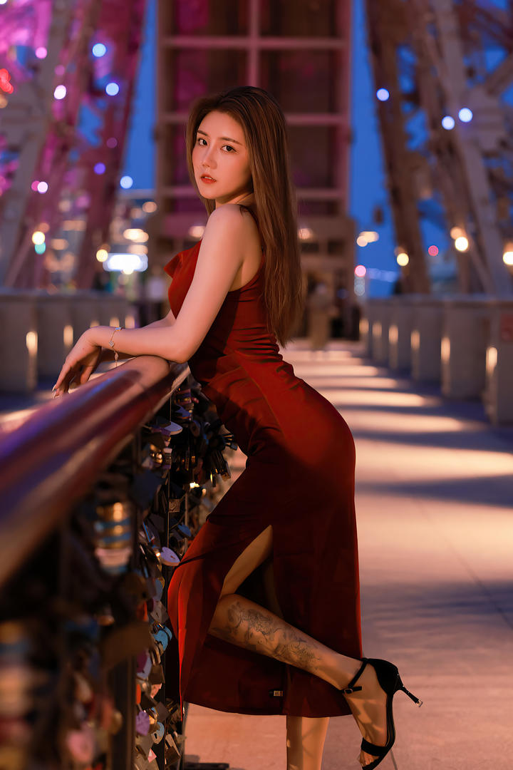 趴在栏杆上的高清丰满成熟美女夏西写真图片