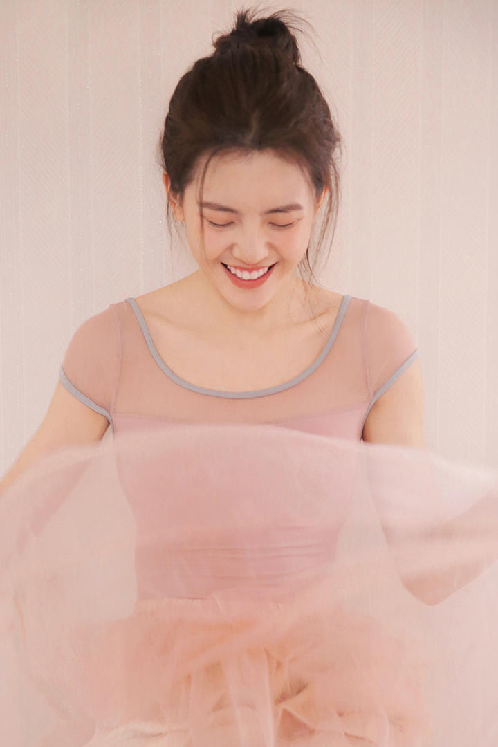 傻笑的美女头像女生简单气质图片