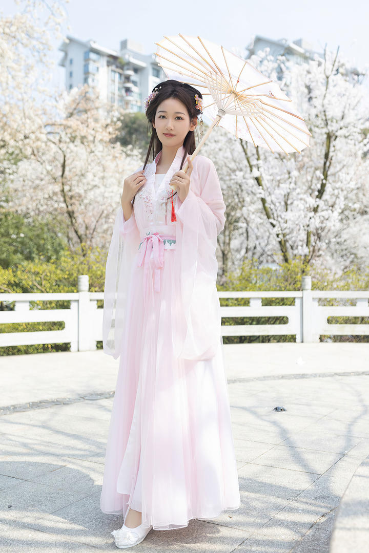 阳光下的清纯唯美古装汉服美女唐安琪写真图片