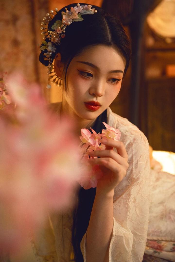 采花的古装美女唯美古风图片壁纸大全