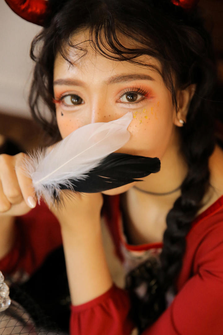 拿着羽毛的女生简单气质头像图片