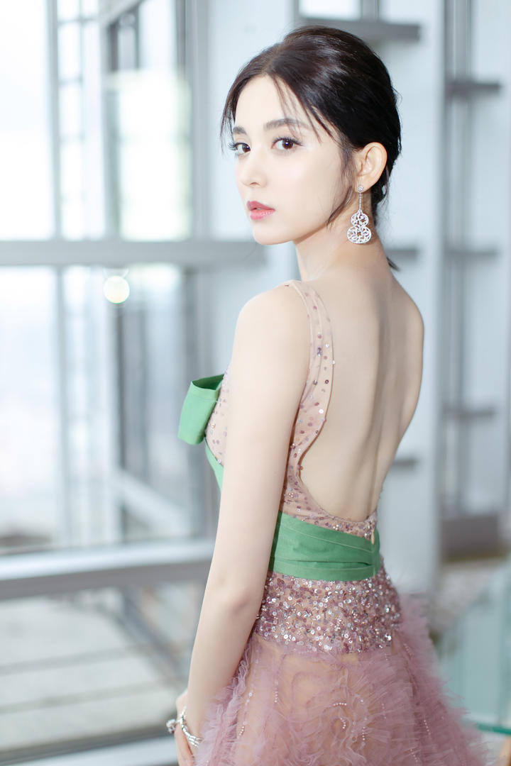 超高清性感美背美女明星古力娜扎写真图片