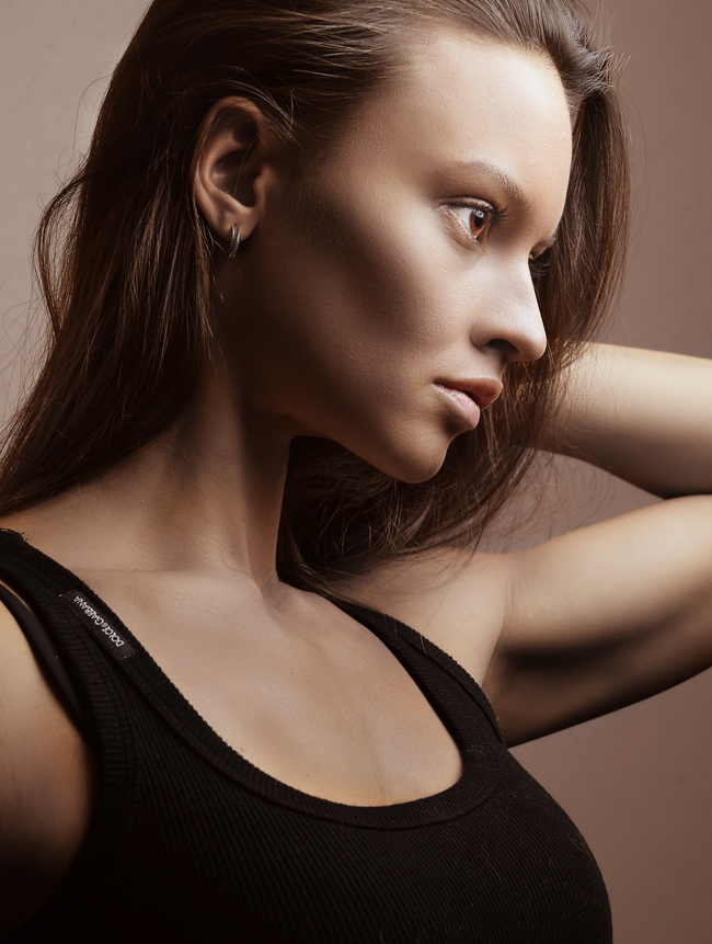 黑色背心侧颜美女人像艺术写真图片