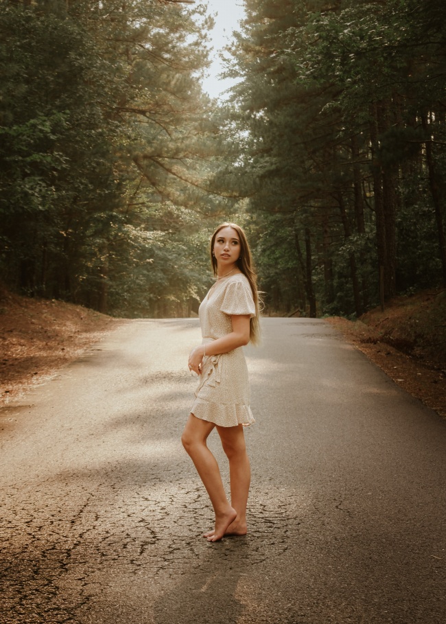 森林氧气美女写真图片