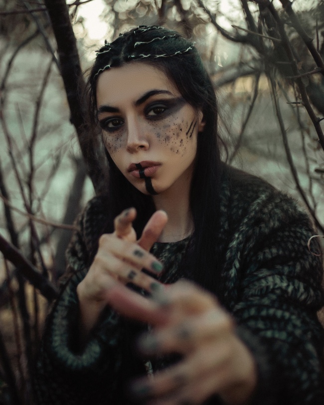 烟熏妆美女艺术照图片