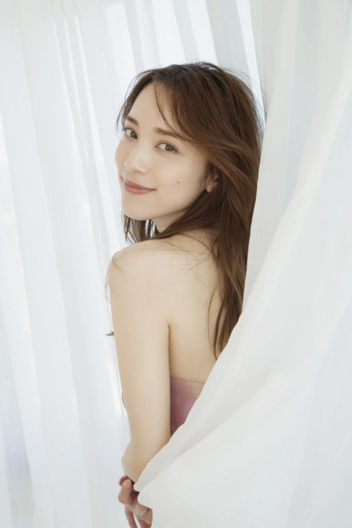 伊人春色日韩性感美肩女人高清写真图片