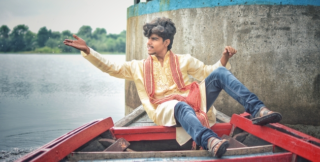 坐在船尾的巴基斯坦帅哥图片