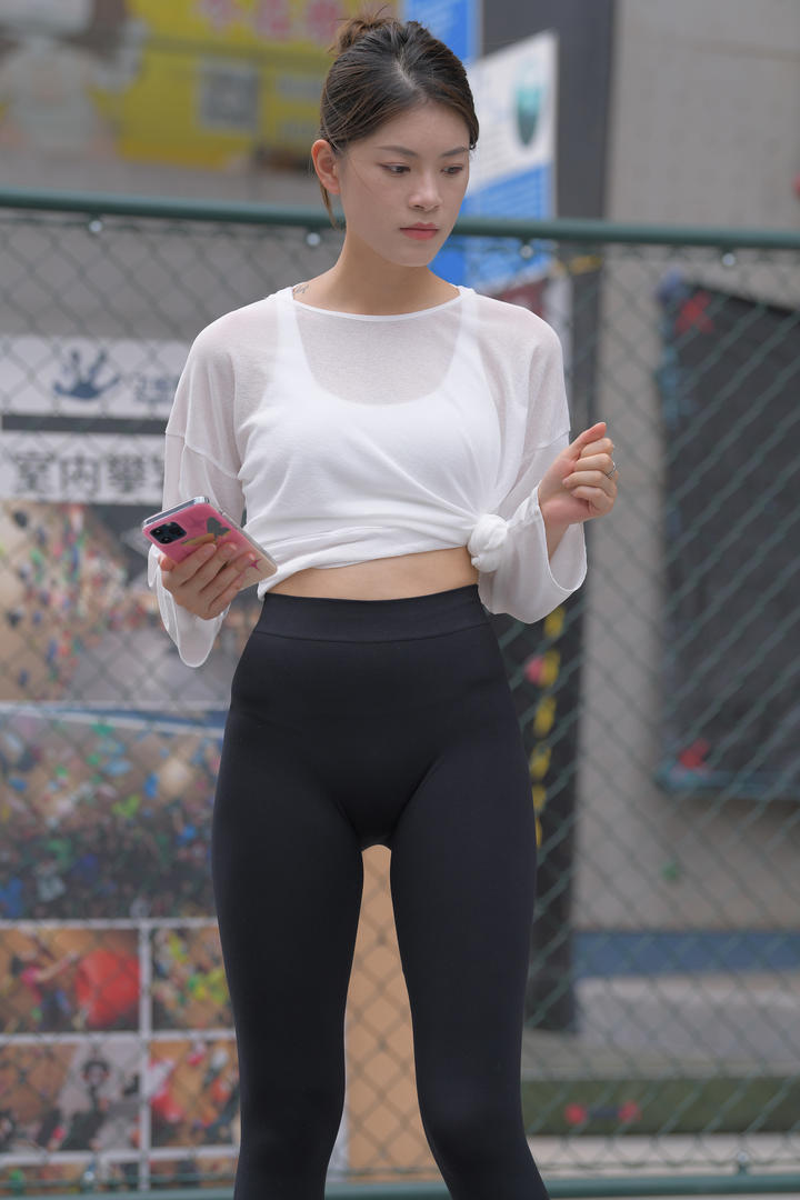 街拍梨形身材的瑜伽裤美女图片大全