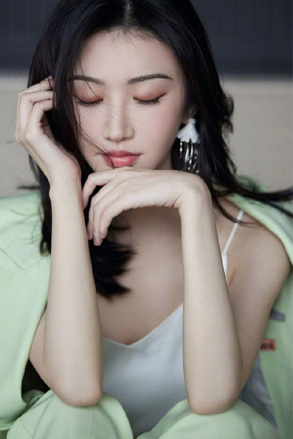 著名美女明星景甜最新西装美照图片