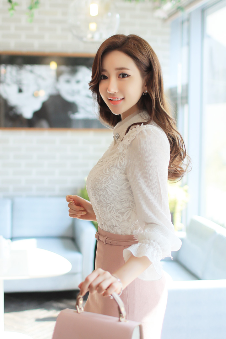 客厅里的高清韩国美女李妍静图片