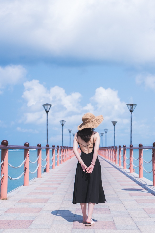 海边码头性感美女背影图片
