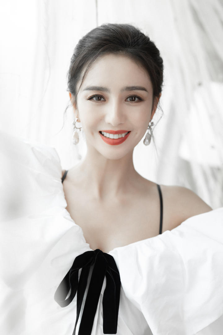 高清中国美女明星佟丽娅黑色吊带性感气质美女写真图片