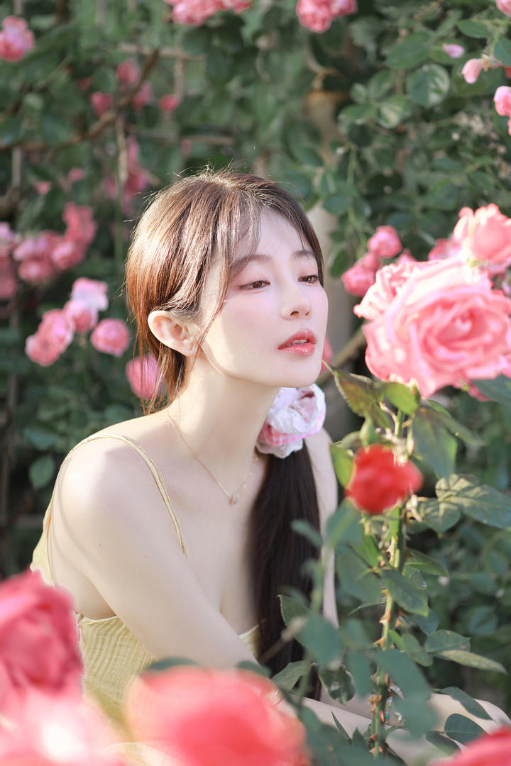 国模吧清纯女孩户外赏花图片