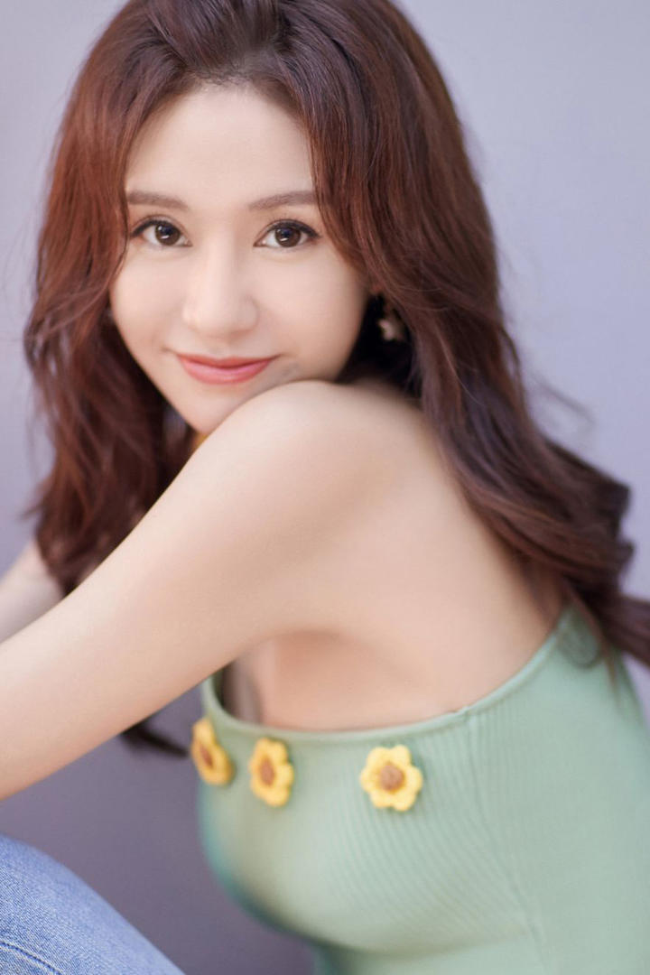 美女明星郑合惠子绿色背心清新可爱私房生活写真图片