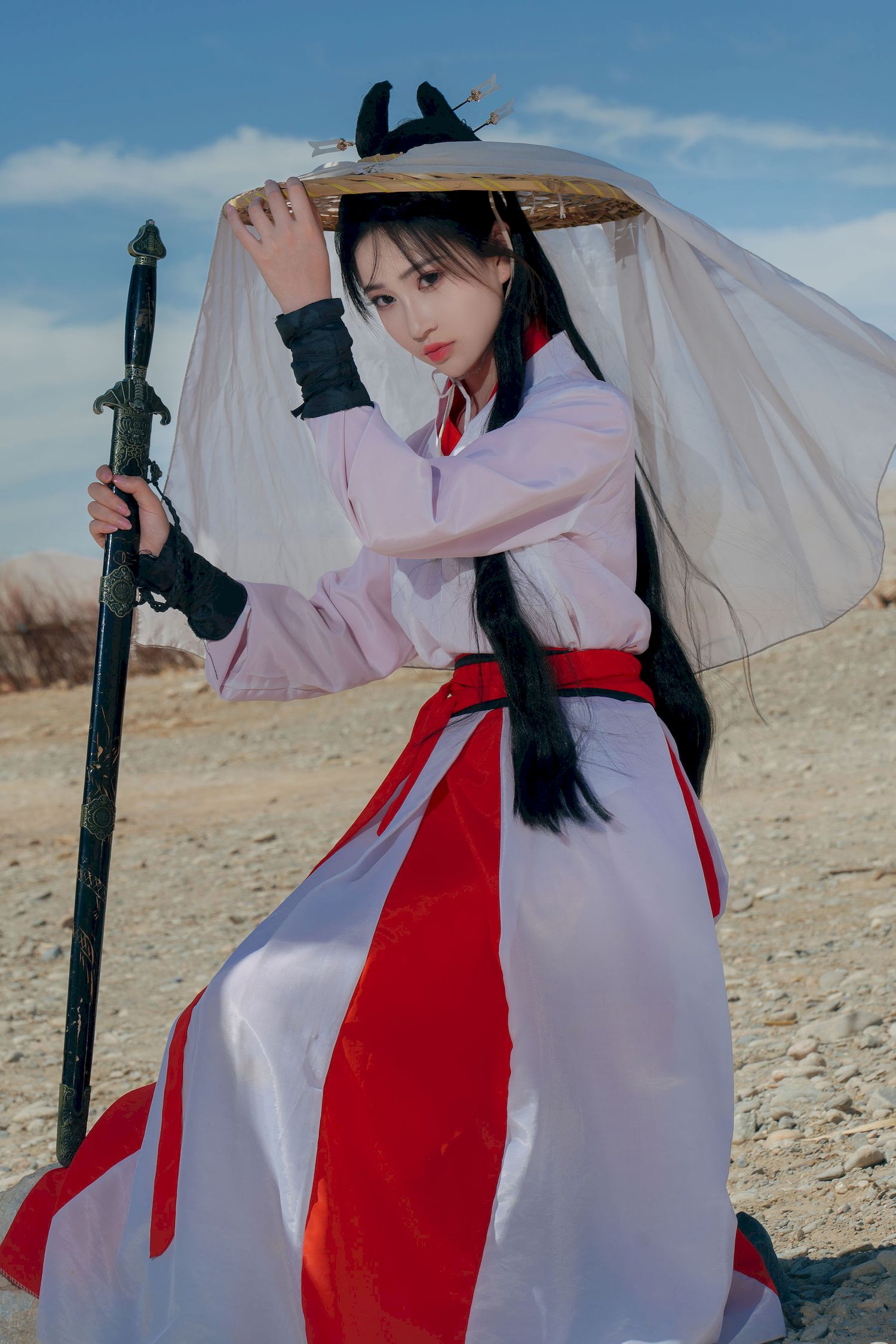 古典美女Nnian白衣胜雪沙漠女侠客主题柔情写真