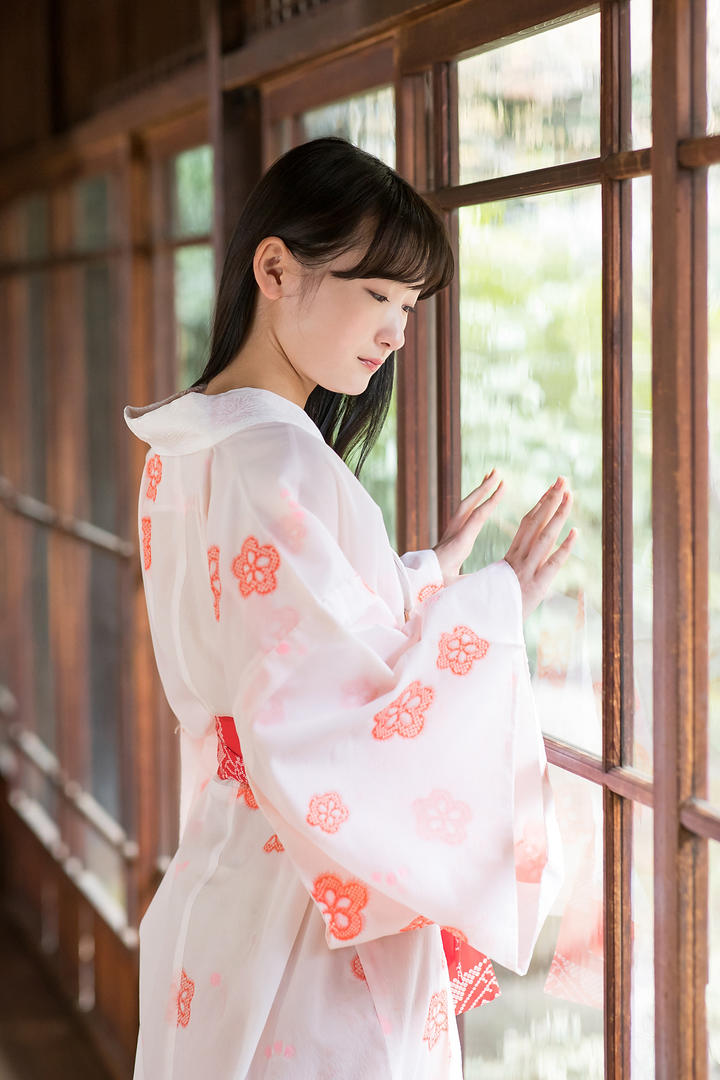 趴在窗户边的日本清纯和服美女图片