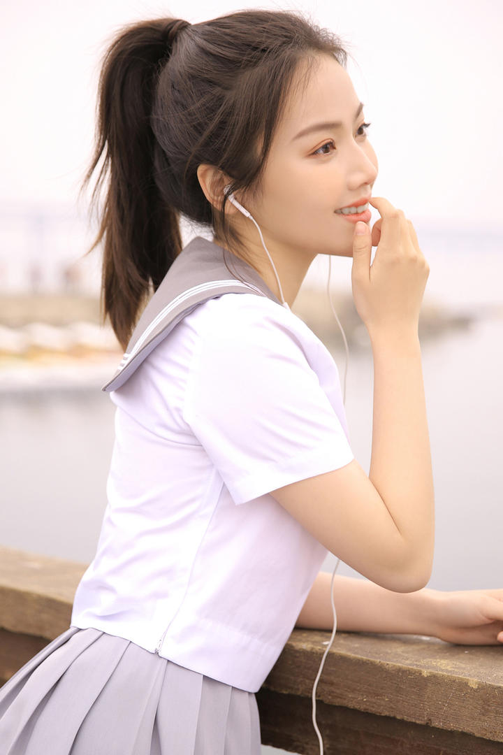 听音乐的极品马尾校服女生写真