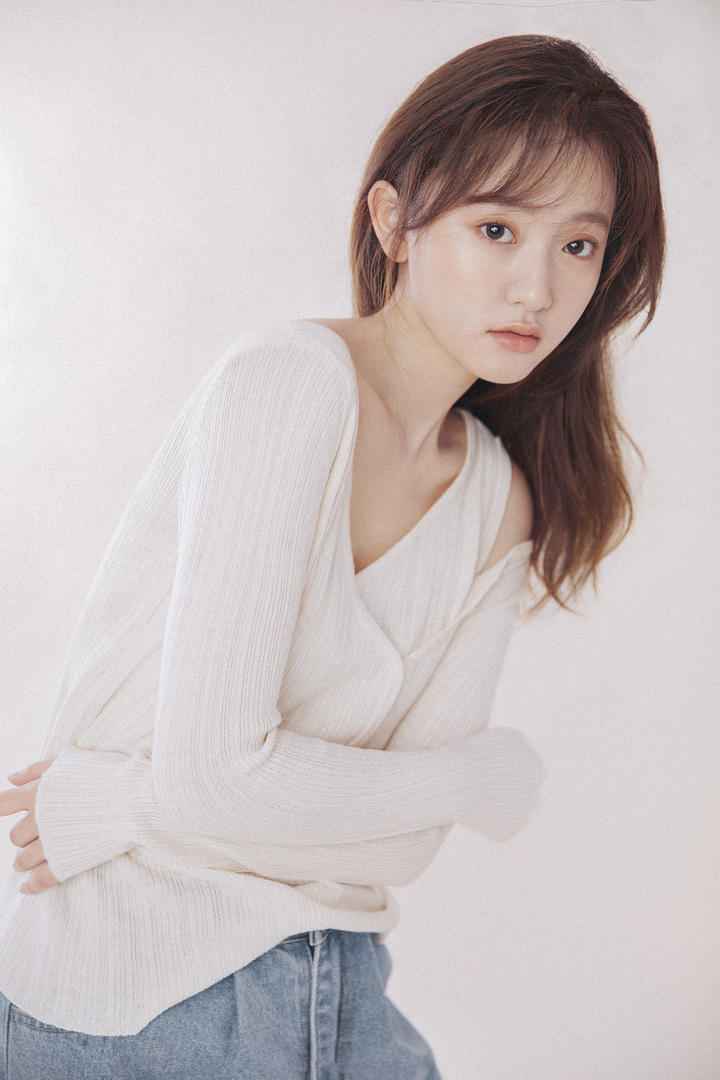可爱清纯牛仔裤美女写真图片