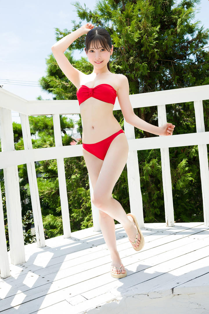 红色泳装辣妹图片