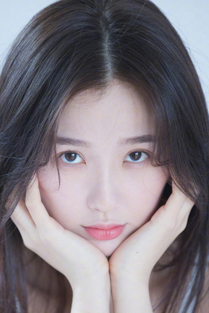 捧着脸的可爱美女明星虞书欣特写图片