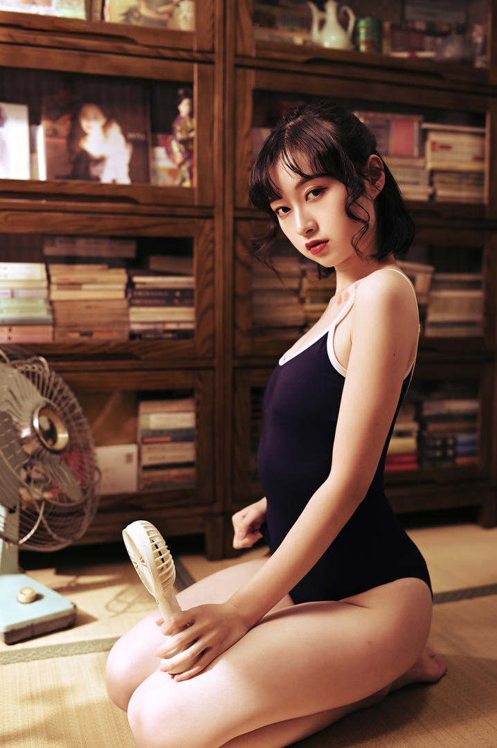 穿着泳装的性感女学生京京图片