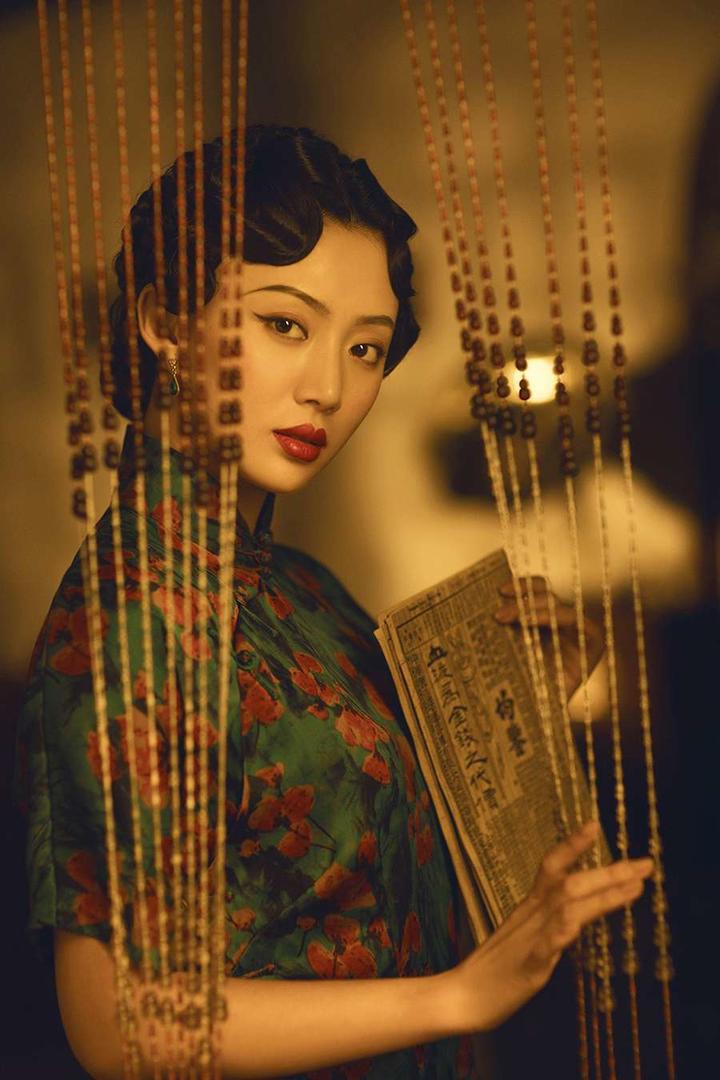 拿着报纸的唯美旗袍美女图片