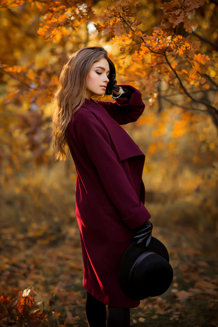 秋天树林里的欧美美女人像艺术摄影图片