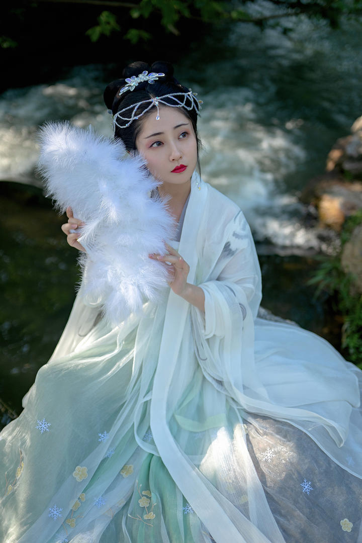 小溪边的国风汉服美女艺术照