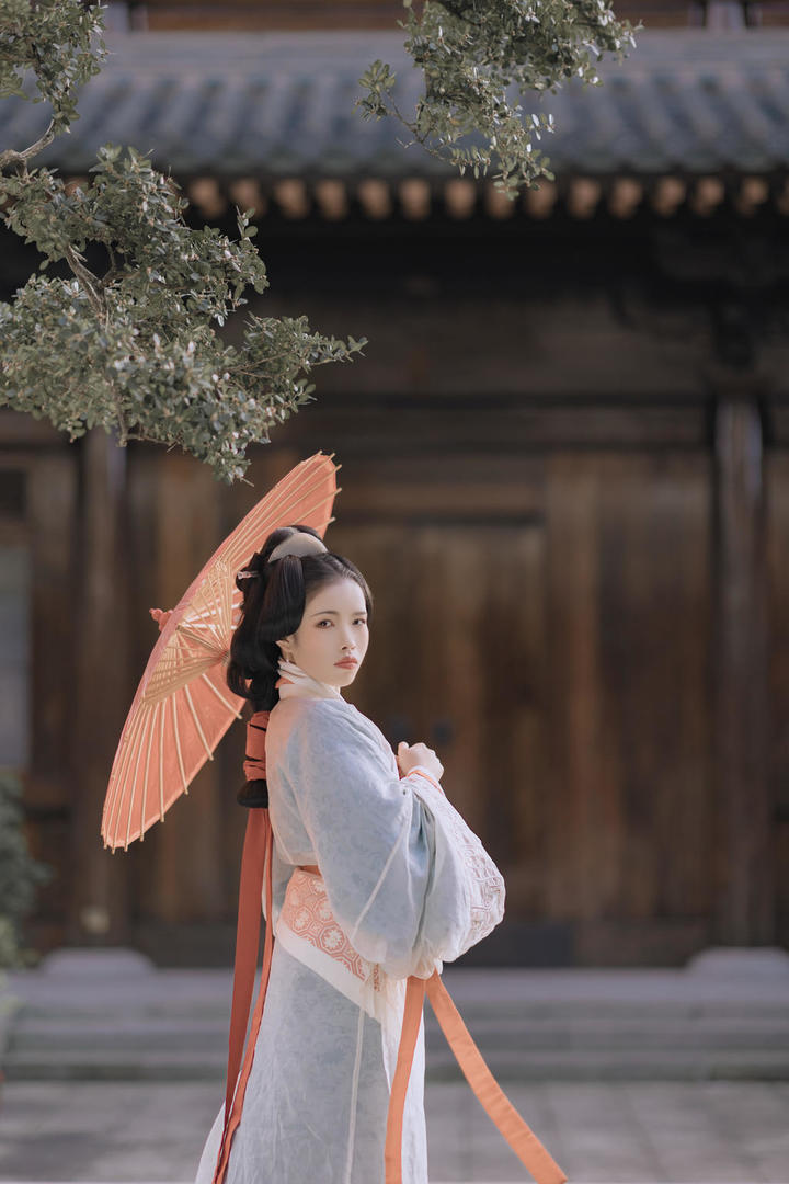 一身汉服的唯美古装美女艺术写真图片