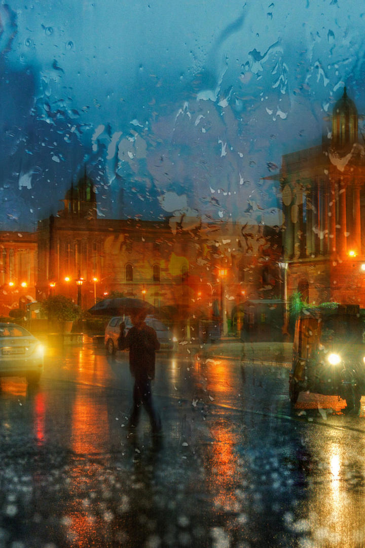 夜幕中街道上行走的人艺术摄影图片