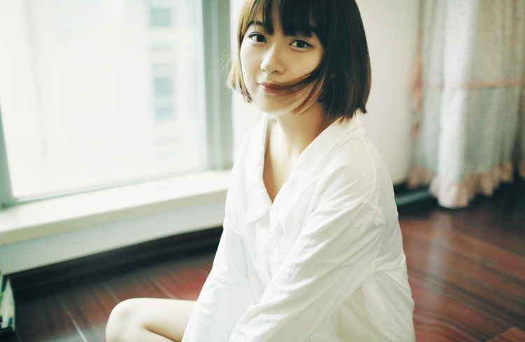 闺房中捧花的少女