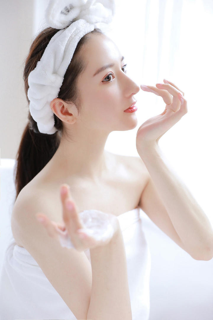 粉嫩清纯可爱少女洗脸写真图片